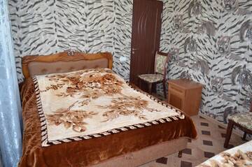 Фото номера Трехместный номер с видом на горы Загородные дома Saro B&amp;B and Safari Tours г. Татев 9