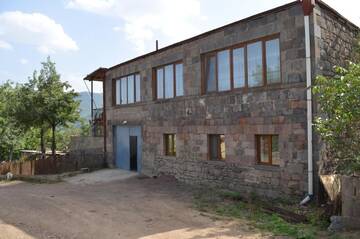 Фото номера Трехместный номер с видом на горы Загородные дома Saro B&amp;B and Safari Tours г. Татев 10