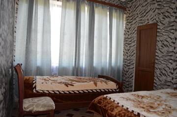 Фото номера Трехместный номер с видом на горы Загородные дома Saro B&amp;B and Safari Tours г. Татев 11