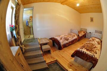 Фото номера Четырехместный номер с ванной комнатой Загородные дома Saro B&amp;B and Safari Tours г. Татев 2