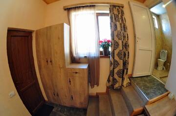 Фото номера Четырехместный номер с ванной комнатой Загородные дома Saro B&amp;B and Safari Tours г. Татев 3