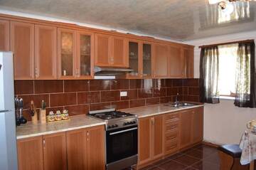 Фото номера Трехместный номер с видом на горы Загородные дома Saro B&amp;B and Safari Tours г. Татев 7